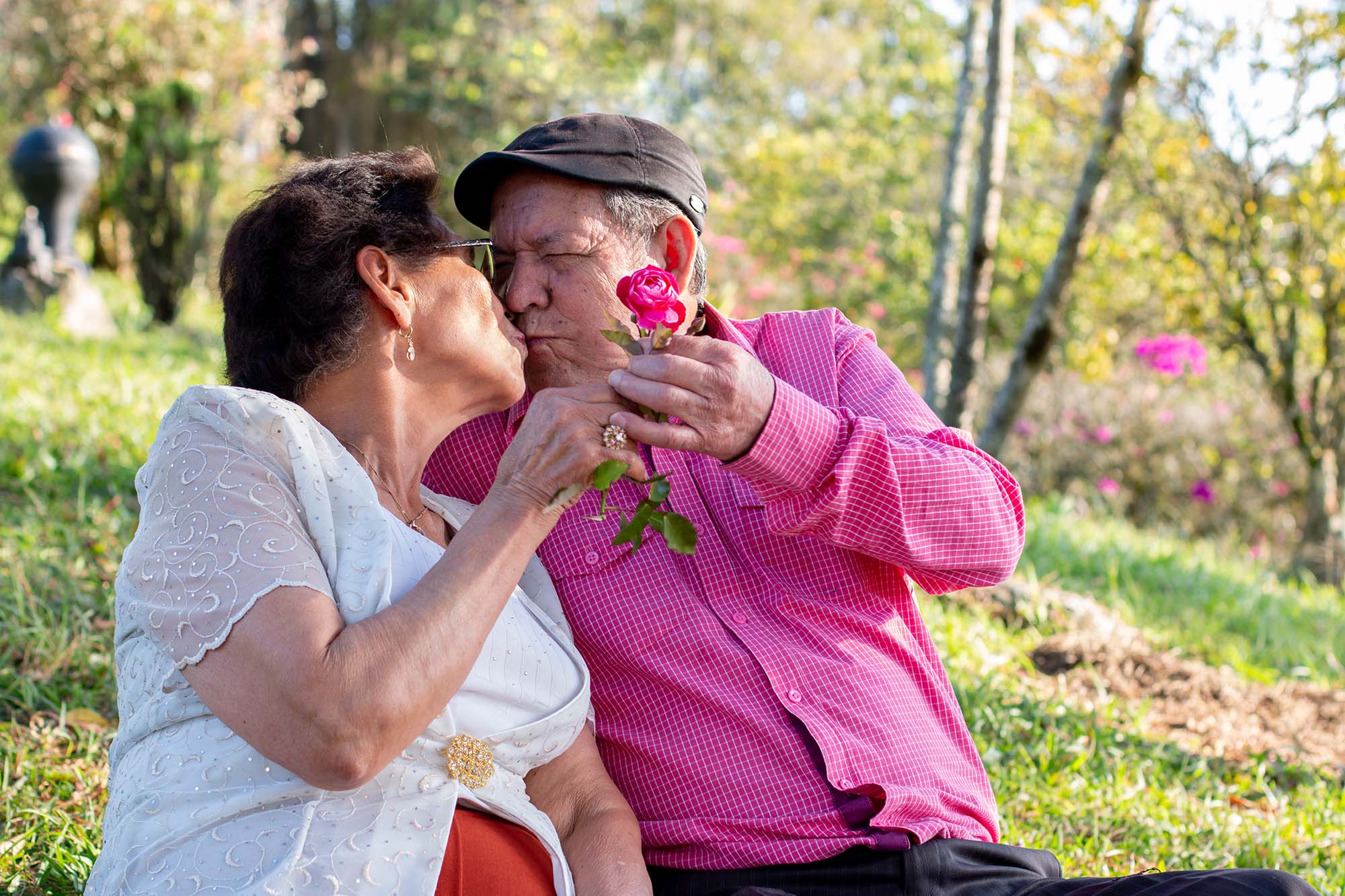 pareja de ancianos besándose en un banco – Patient Advocate Foundation